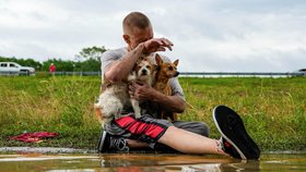 Silné bouře zasáhly Houston! Stovky lidí musely být evakuovány kvůli záplavám