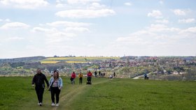 Teplé a slunečné počasí o víkendu vylákalo lidi ven na procházku nebo sportovat. (8.5.2021)