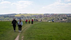 Teplé a slunečné počasí o víkendu vylákalo lidi ven na procházku nebo sportovat. (8.5.2021)