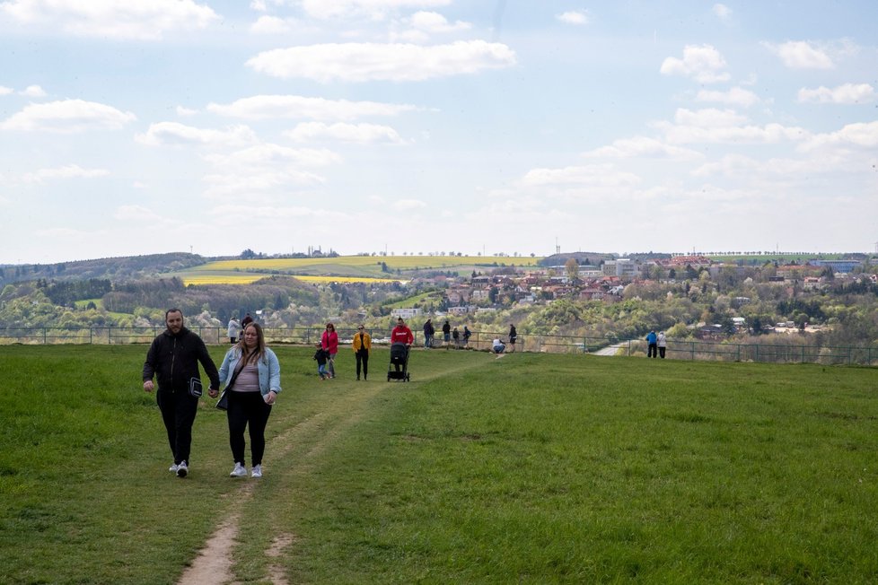 Teplé a slunečné počasí o víkendu vylákalo lidi ven na procházku nebo sportovat. (8. 5. 2021)