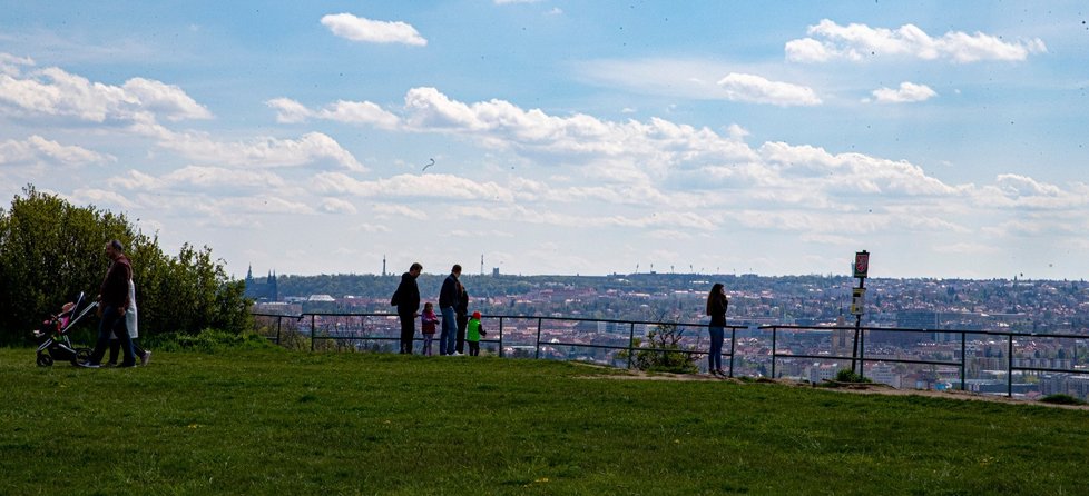 Teplé a slunečné počasí o víkendu vylákalo lidi ven na procházku nebo sportovat. (8. 5. 2021)