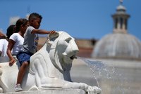 Rekordní vedra sužují polovinu Evropy: Itálie hlásí 43 °C, ve Francii umírali senioři