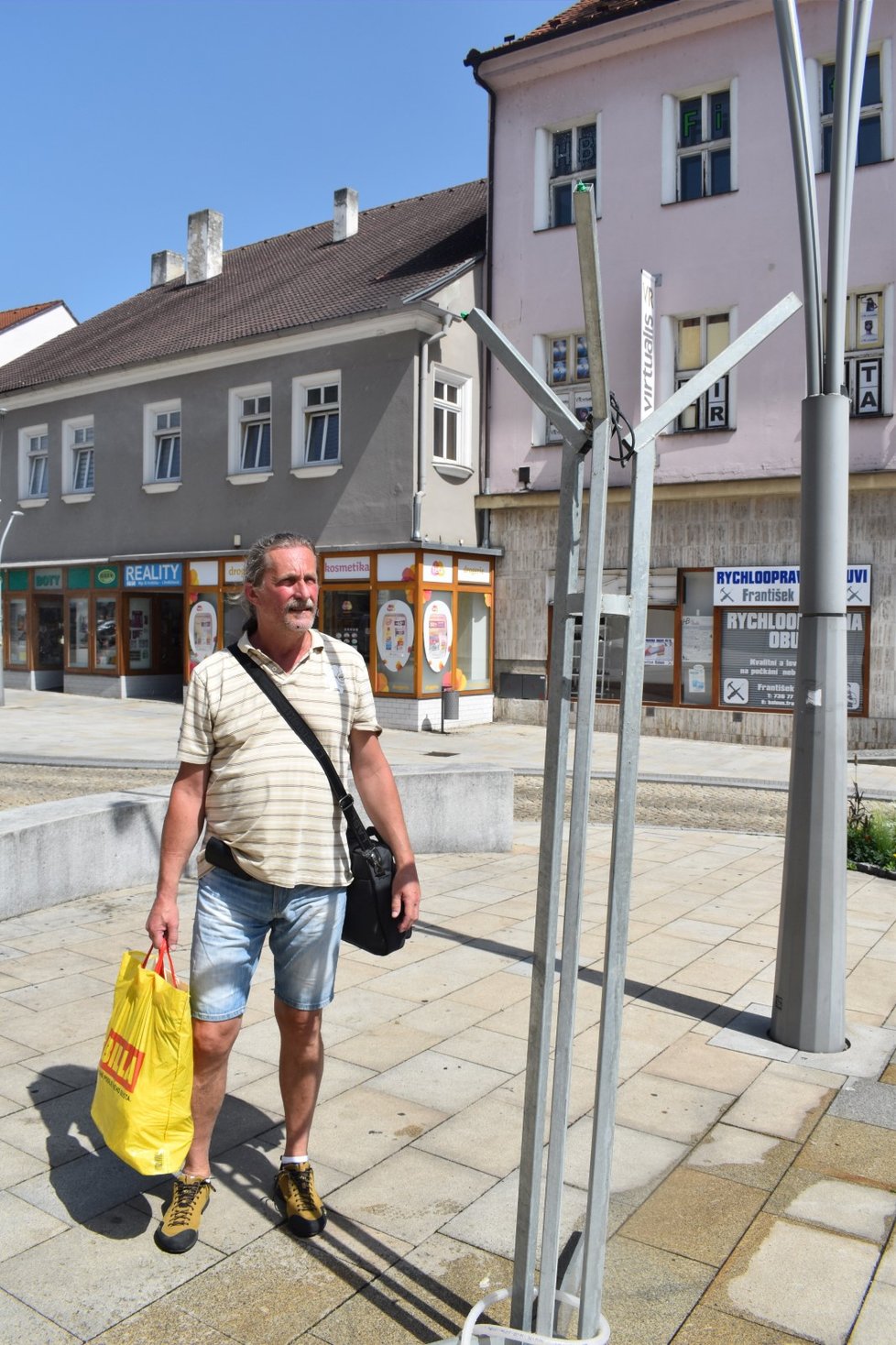 Ve Strakonicích není žádná kašna s vodou, ani pítka, a tak lidé vítají alespoň přístroj, který rozprašuje vodní mlhu.