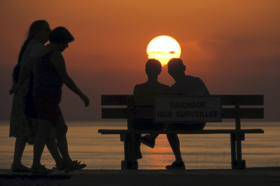 Západ slunce během tropických veder ve francouzském Cayeux sur Mer