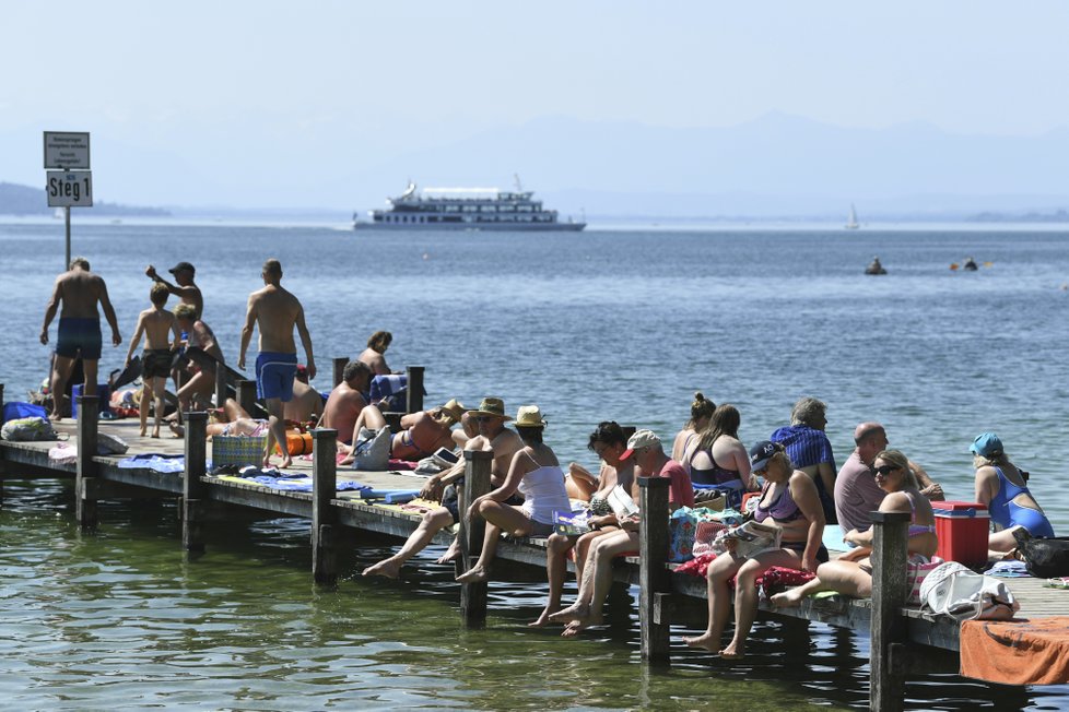 Lidé trávící vedro u jezera Starnberg nedaleko Mnichova