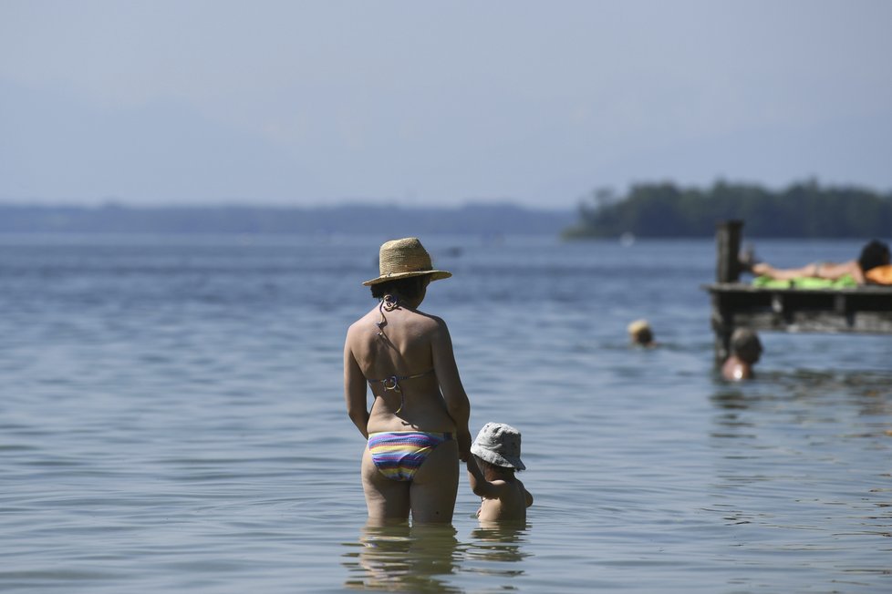 Žena ss díětetem v jezeru Starnberg nedaleko Mnichova