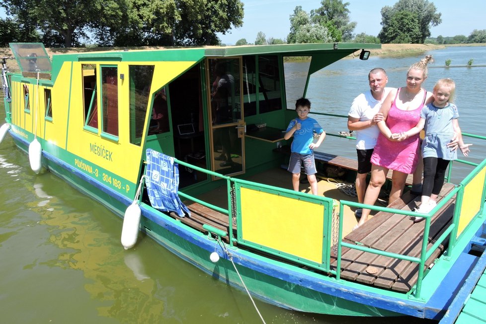 Kateřina Rachůnková (33) z Veselí nad Moravou s dětmi Šimonem (6) a Rozárií (3) se přijela ochladit na Lučinu do tamní přírodní nádrže.