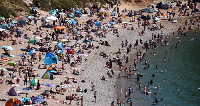 Britové vzali pláže útokem. Kvůli „pekelnému“ vedru zasedl krizový štáb, teploty atakují 40 °C