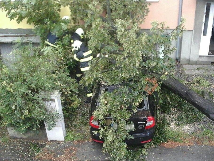 Hasiči řešili na jižní Moravě v souvislosti s bouřkami více než 120 událostí.