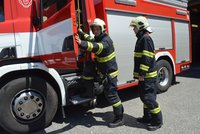Požár chaty na Zlínsku: Popálený muž vyskočil oknem!
