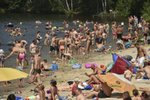 Takto si lidé 4. července užívali tropické léto na koupališti ve Sloupu v Čechách.