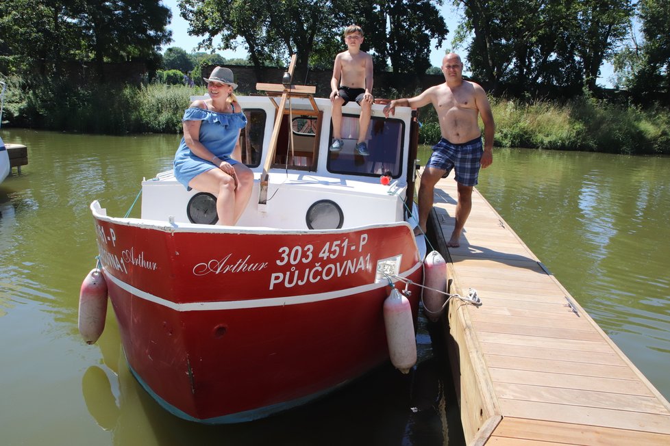 Ochlazení na Baťově kanále hledali Martin (40), Sebastian (8) a Lenka (38) z Frýdku Místku.