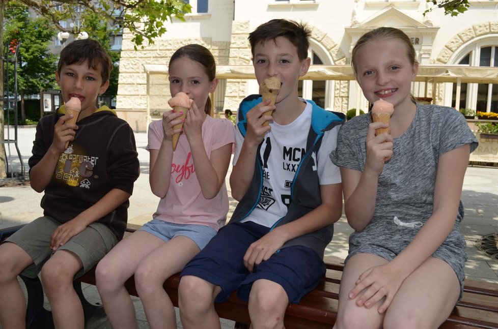 Zleva Jirka (6), Katka (6), Ondra (7) a Saša (8) na zmrzlině na Horním náměstí v Opavě