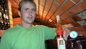 Před horkem se schovejte v chladném sklepě a dejte si růžové víno, radí vinař Václav Adámek