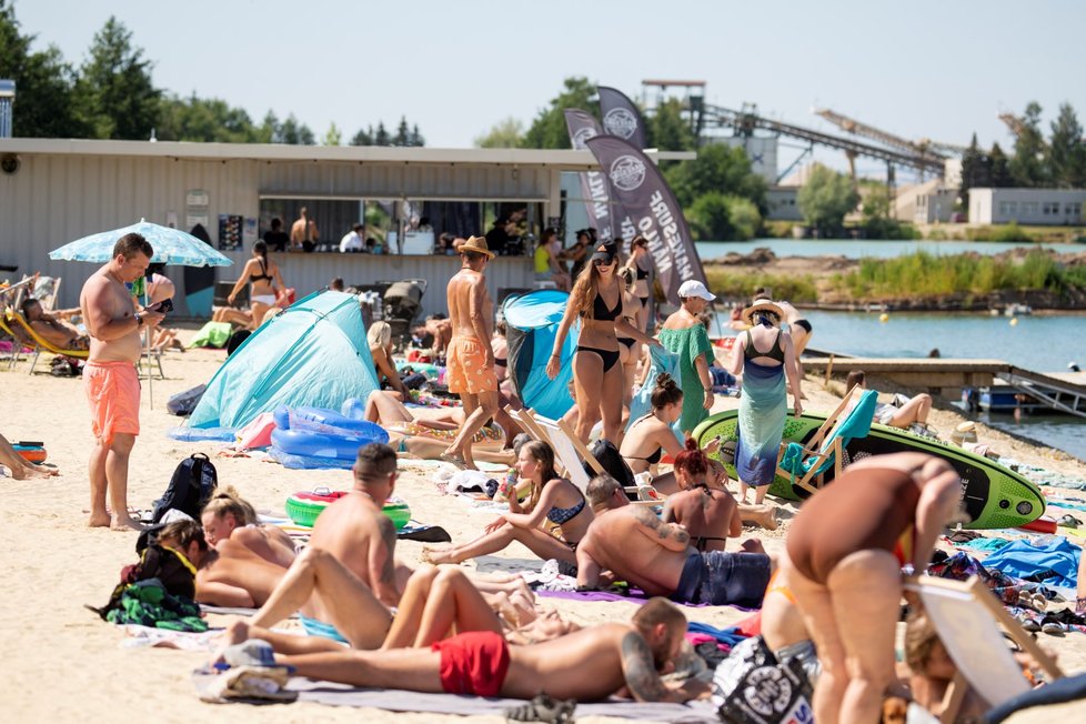 Lidé se opalují na pláži u přírodního koupaliště Náklo poblíž Olomouce.