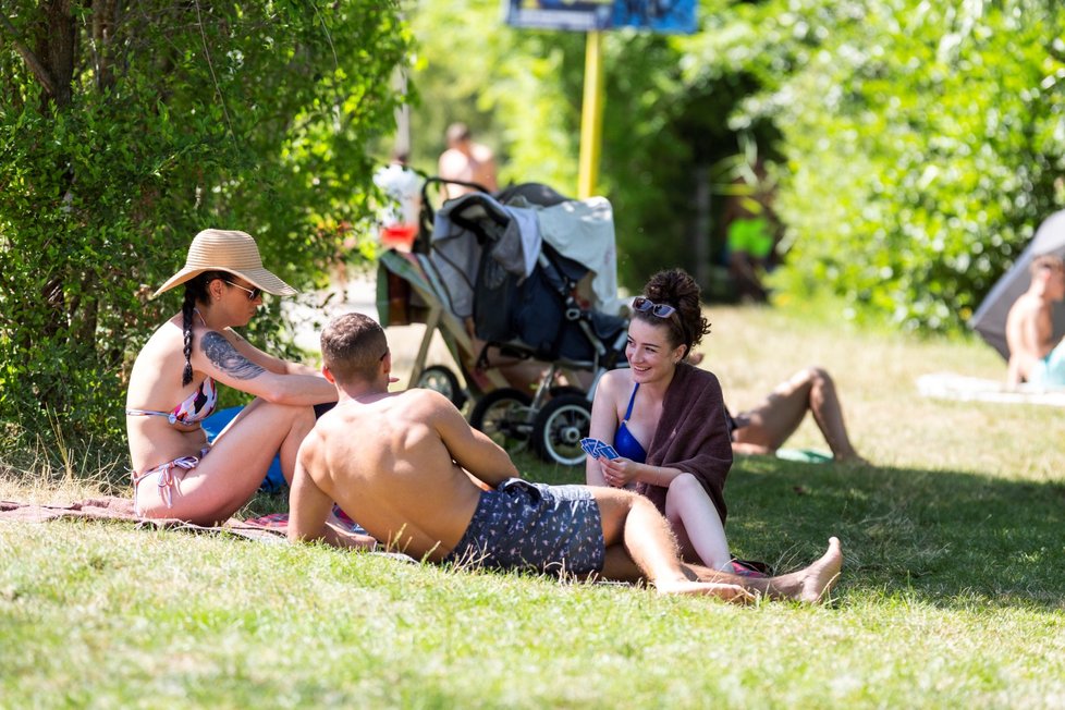 Lidé se opalují na pláži u přírodního koupaliště Náklo poblíž Olomouce.