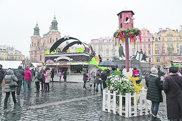 Návštěvníci trhů v péřovkách a čepicích se třásli zimou.