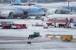 Přívaly sněhu na letišti v Manchesteru. (10.12.2022)