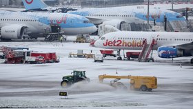 Přívaly sněhu ochromily část Británie. Letiště v Manchesteru je zavřené, neodletí ani spoj do Prahy