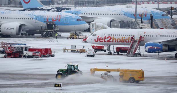 Přívaly sněhu ochromily část Británie. Letiště v Manchesteru je zavřené, neodletí ani spoj do Prahy
