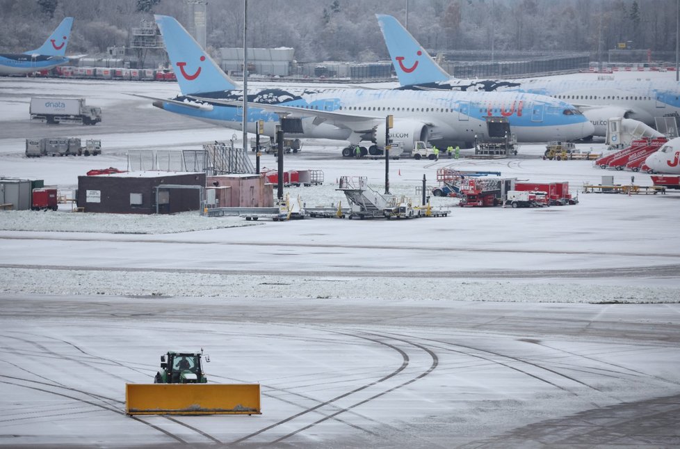 Přívaly sněhu na letišti v Manchesteru. (10.12.2022)