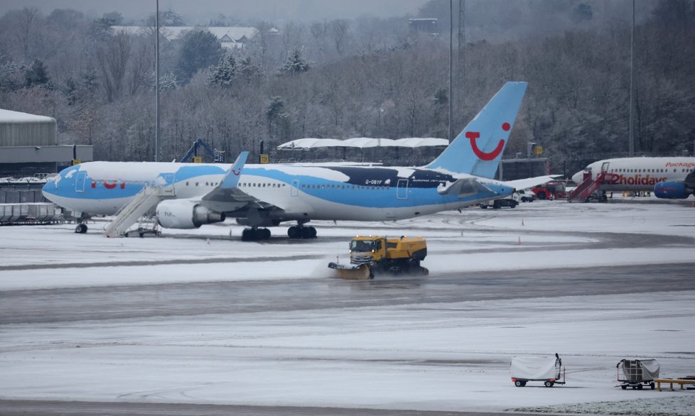 Přívaly sněhu na letišti v Manchesteru. (10.12.2022)