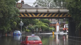 Tropy a teplotní rekordy vystřídaly na britských ostrovech prudké lijáky a hrozba záplav.