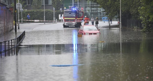 Tropy a teplotní rekordy vystřídaly na britských ostrovech prudké lijáky a hrozba záplav.