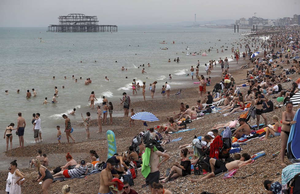 Narvané pláže v anglickém Brightonu během červencových tropů, které zasáhly i britské ostrovy.