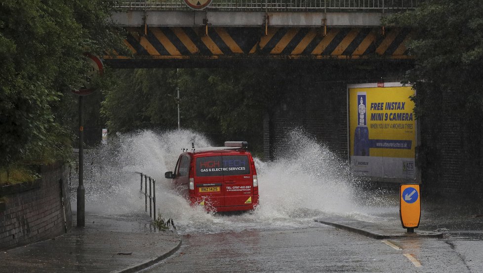 Tropy a teplotní rekordy vystřídaly na britských ostrovek prudké lijáky a hrozba záplav