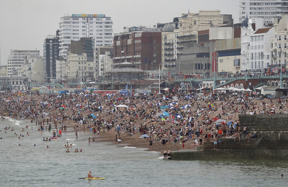 Narvané pláže v anglickém Brightonu během červencových tropů, které zasáhly i britské ostrovy.