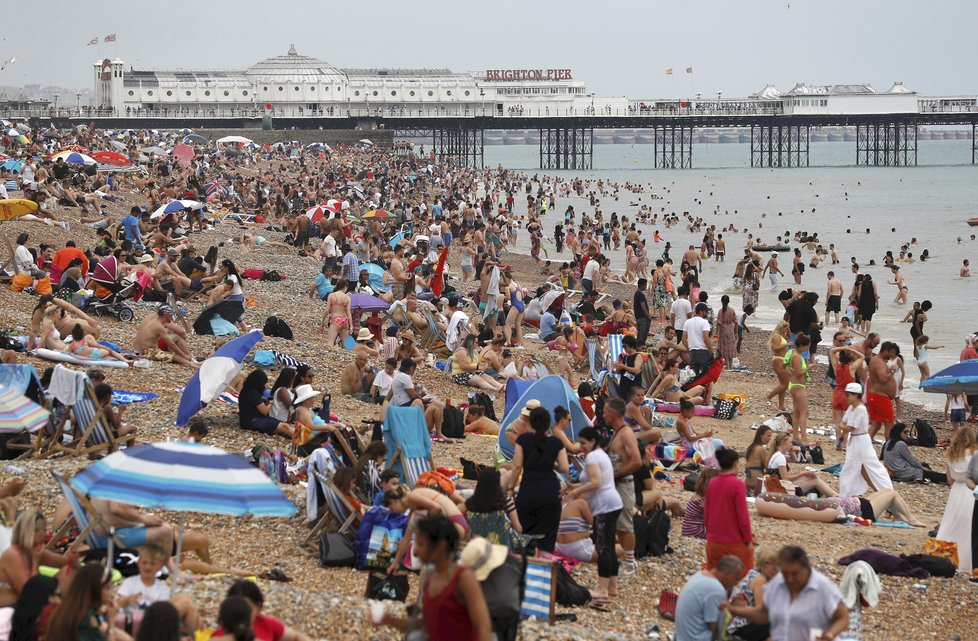 Narvané pláže v anglickém Brightonu během červencových tropů, tkeré zasáhly i britské ostrovy