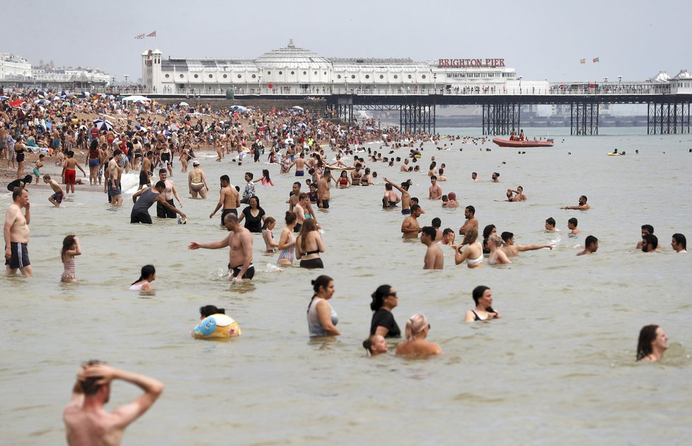Narvané pláže v anglickém Brightonu během červencových tropů, které zasáhly i britské ostrovy.