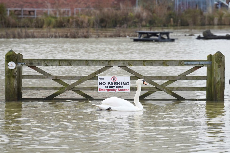 Po silných deštích se rozvodnily řeky po celé Británii. (5. 1. 2024)