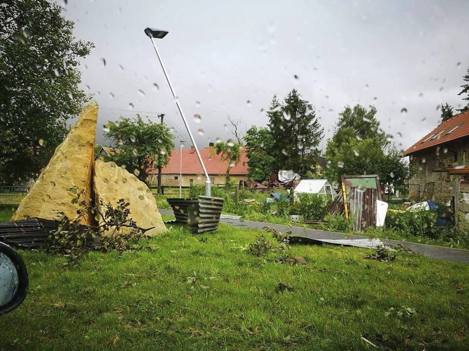 „Vichřice poničila třetinu vesnice.“ Zdrcený starosta popsal zkázu Bohuslavic.