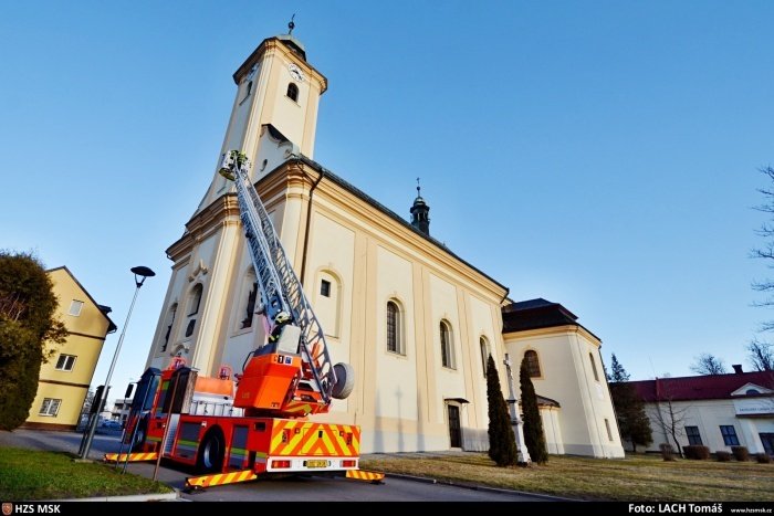 Hasiči na severu Moravy zaměstnala vichřice Sabine. Vyjížděli k popadaným stromům, uvolněným střechám i nehodám.