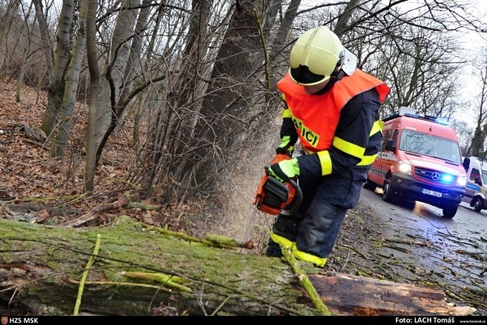 Hasiče na severu Moravy zaměstnala vichřice Sabine. Vyjížděli k popadaným stromům, uvolněným střechám i nehodám.