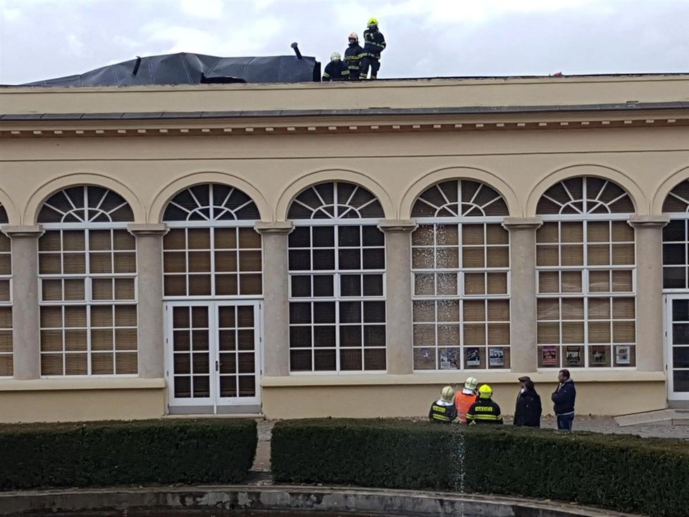 Střechu na zámeckém skleníku v Boskovicích strhla nedělní vichřice.