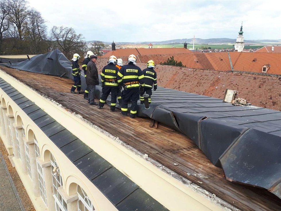 Střechu na zámeckém skleníku v Boskovicích strhla nedělní vichřice.