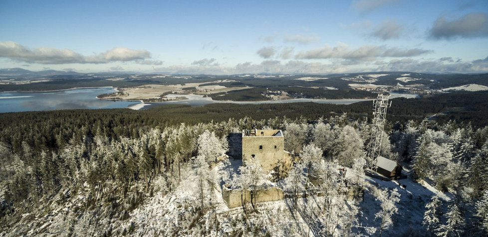 Vítkův kámen je zřícenina gotického hradu na vrcholu stejnojmenné hory na pravém břehu Lipenské přehrady v okrese Český Krumlov. Je to nejvýše položený hrad v Česku.