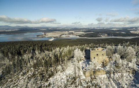 Vytáhněte péřovky: Do Česka se žene arktický vzduch a vichřice