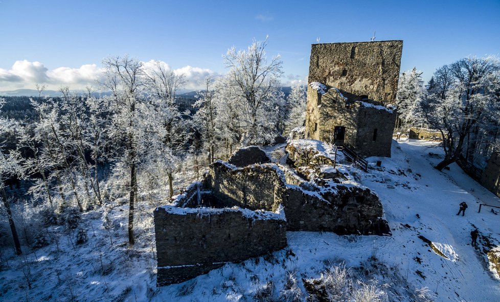 Vítkův kámen je zřícenina gotického hradu na vrcholu stejnojmenné hory na pravém břehu Lipenské přehrady v okrese Český Krumlov. Je to nejvýše položený hrad v Česku.