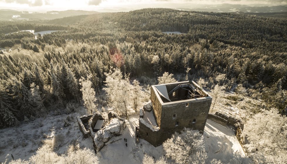 Vítkův kámen je zřícenina gotického hradu na vrcholu stejnojmenné hory na pravém břehu Lipenské přehrady v okrese Český Krumlov. Je to nejvýše položený hrad v Česku.