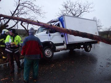 Velké štěstí měla posádka dodávky na Mladoboleslavsku. Na vůz spadl strom, incident se obešel bez zranění.