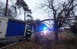 Velké štěstí měla posádka dodávky na Mladoboleslavsku. Na vůz spadl strom, incident se obešel bez zranění.