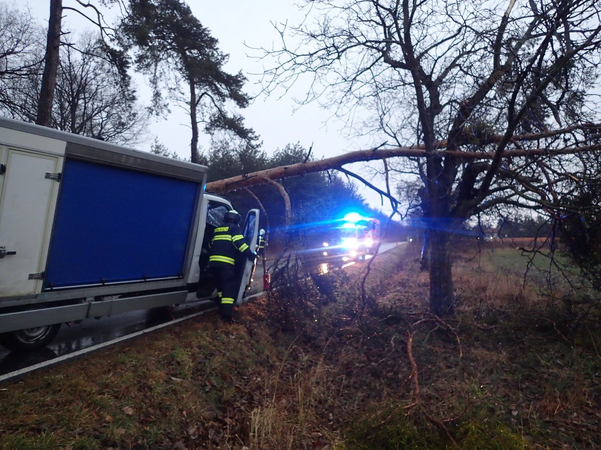 Velké štěstí měla posádka dodávky na Mladoboleslavsku. Na vůz spadl strom, incident se obešel bez zranění.