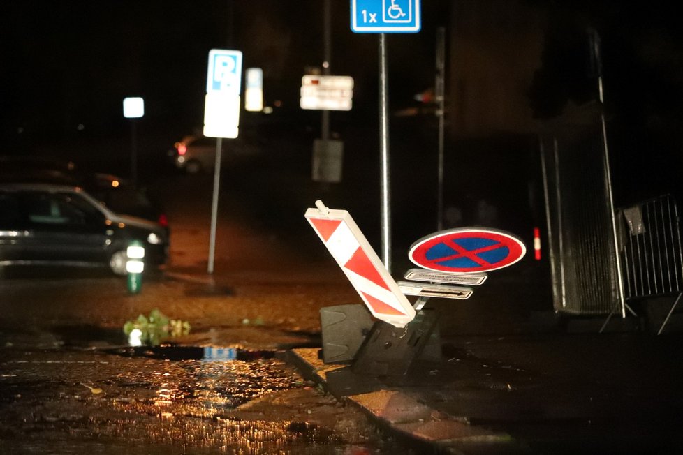 Přívalový déšť provázený silným větrem prošel navečer i Prahou. (23.9.2018)