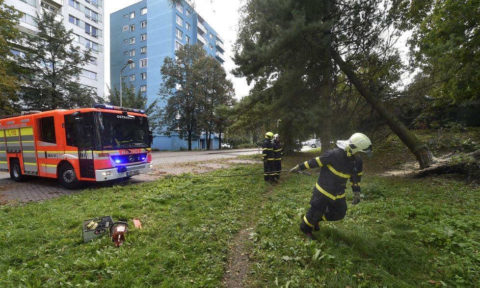 Následky noční bouře a větru odstraňují hasiči i na severní Moravě