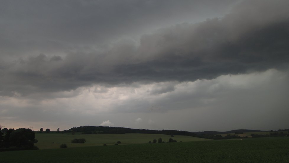 Takhle vypadala bouřka u Počítek u Žďáru nad Sázavou. (1. 7. 2019)