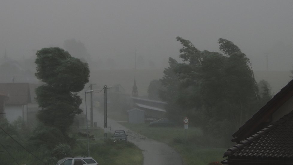 Takhle vypadala bouřka u Počítek u Žďáru nad Sázavou. (1.7.2019)